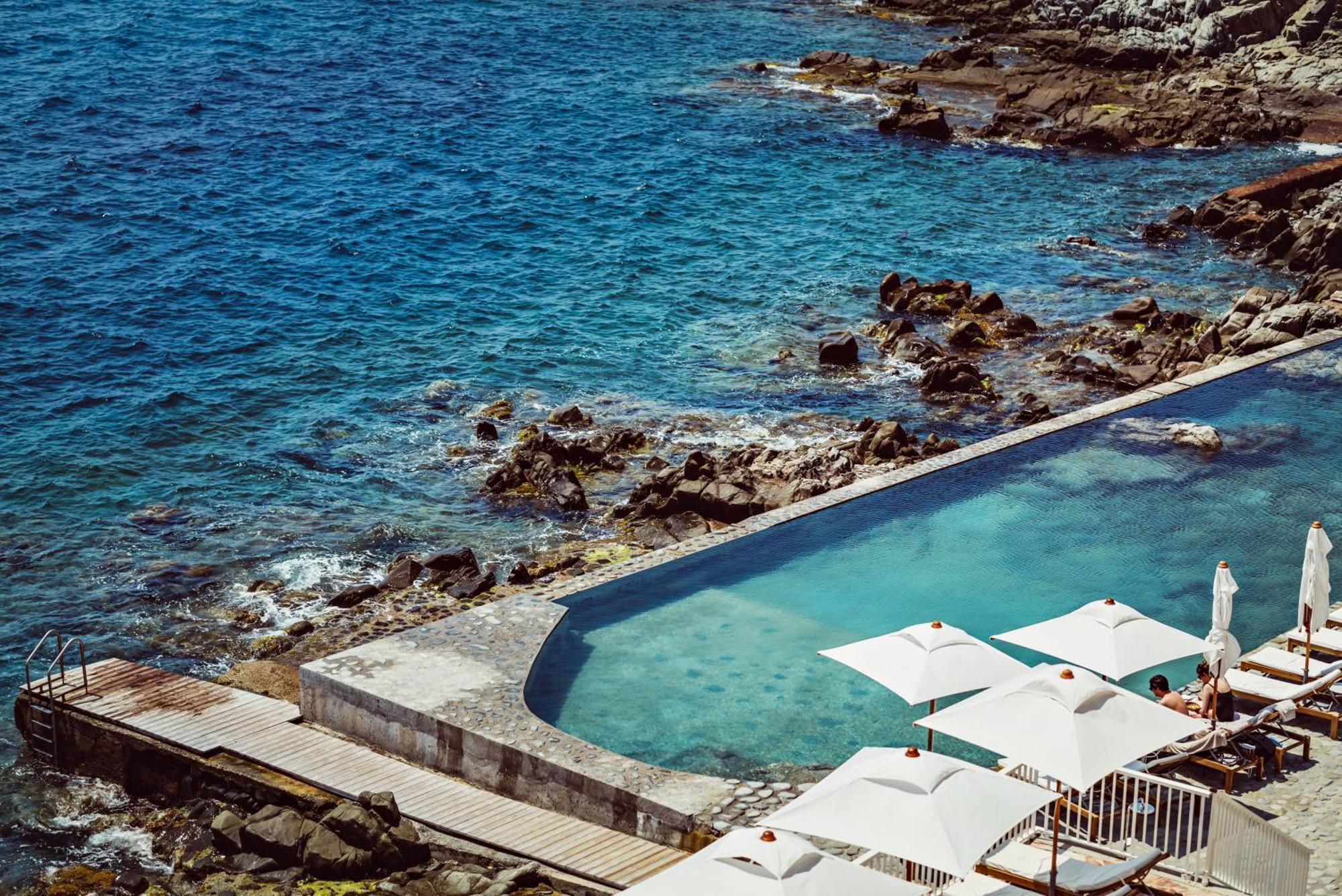 Les Roches Rouges, A Beaumier Saint-Raphael (Var)